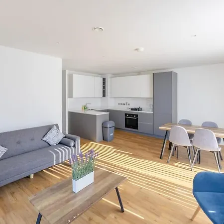 Stylish 3-Bed Apartment Near Victoria-3