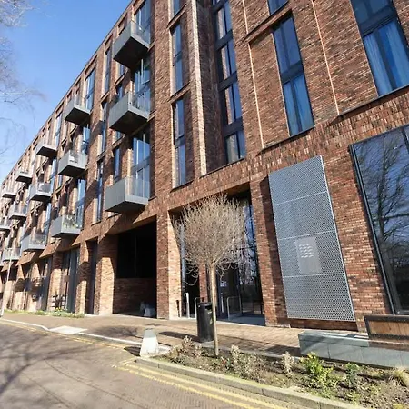 Stylish 3-Bed Apartment Near Victoria-2